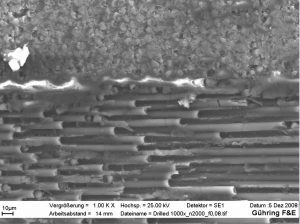 Unter dem Mikroskop sind die Fasern von CFK deutlich sichtbar.