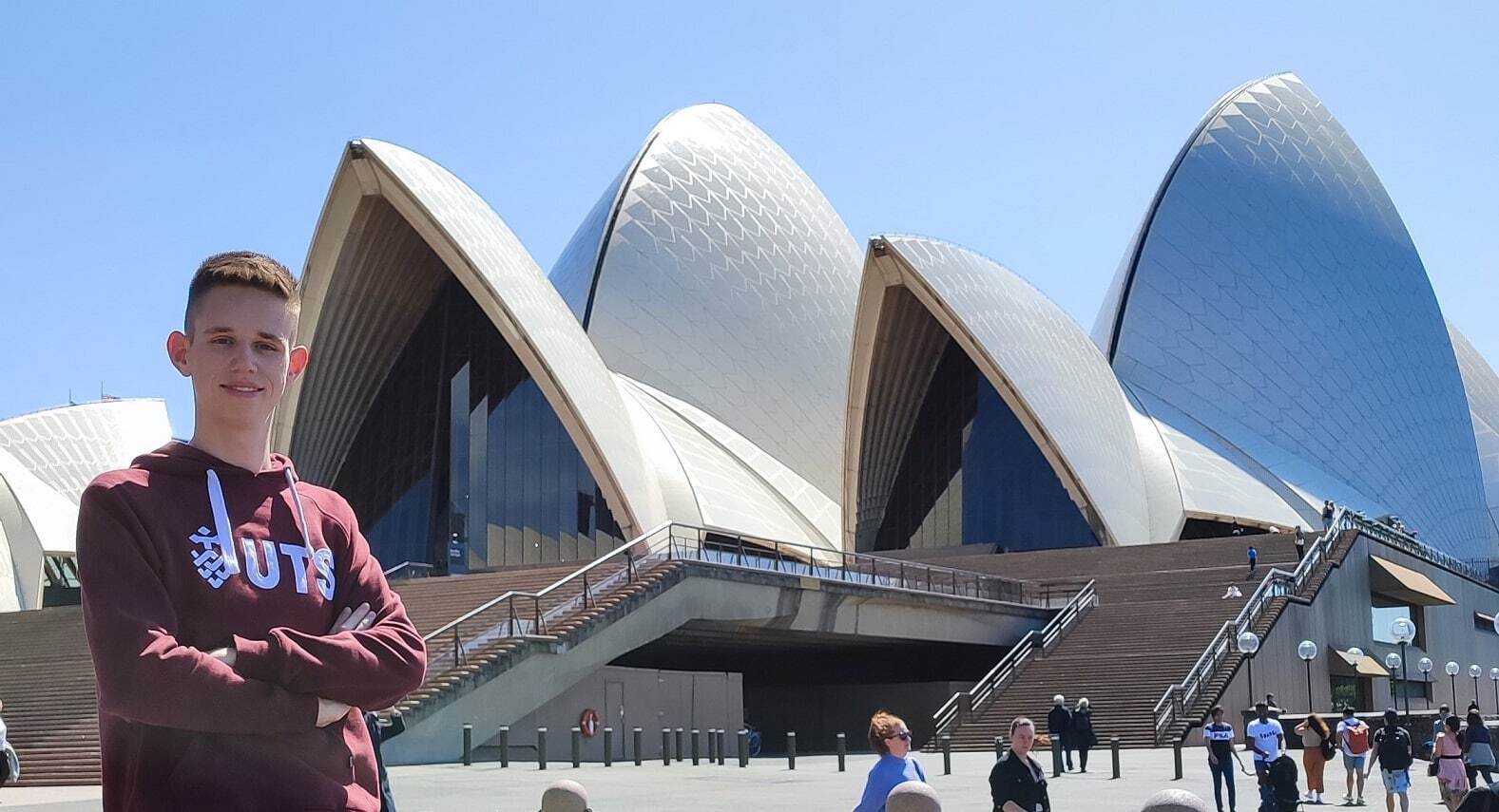 Benjamin Lebherz vor dem Opernhaus Sydney 