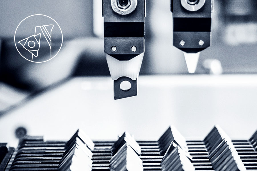 Stechwerkzeuge in einer CNC-Drehmaschine, die auf einer metallischen Oberfläche arbeiten