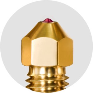 Düse mit einer goldenen oder messingfarbenen Oberfläche und einem sichtbaren roten Rubin Düse mit einer goldenen oder messingfarbenen Oberfläche und einem sichtbaren roten Rubin