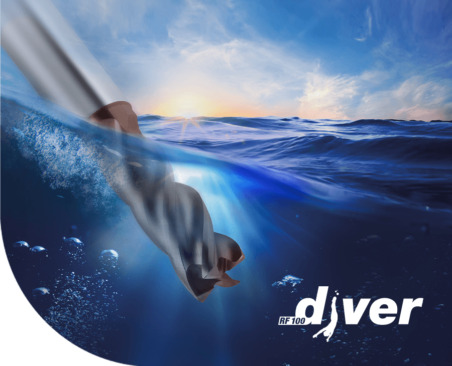 Das Bild zeigt eine dynamische Unterwasserszene bei Sonnenuntergang mit einem Fräswerkzeug, das kraftvoll in das blaue Meer eintaucht