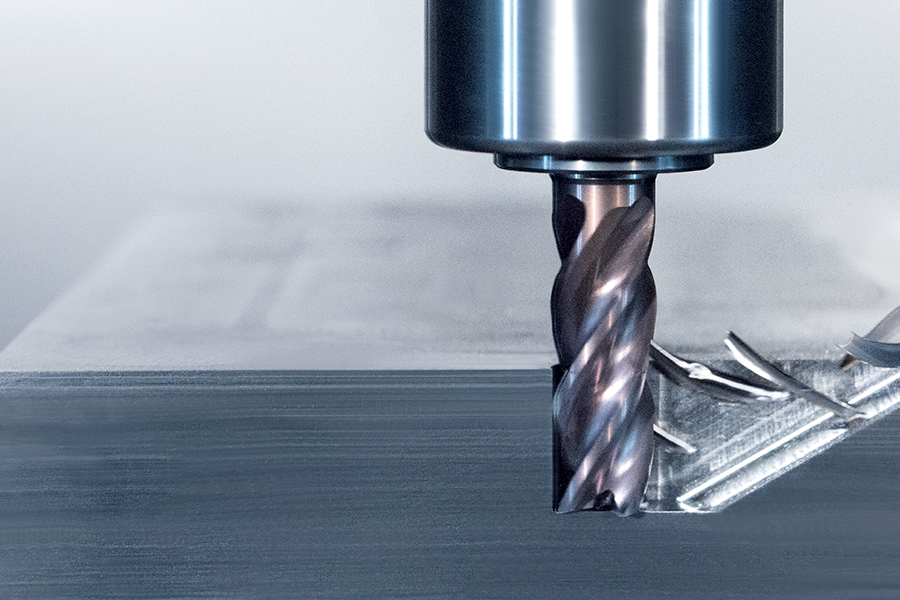 Industrieller Tauchfräser in Aktion, präzise Bearbeitung eines Metallblocks auf einer CNC-Maschine
