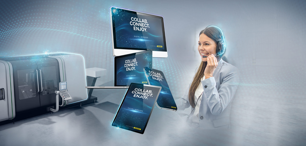 Kundendienstmitarbeiterin mit Headset präsentiert interaktive digitale Schnittstellen Kundendienstmitarbeiterin mit Headset präsentiert interaktive digitale Schnittstellen