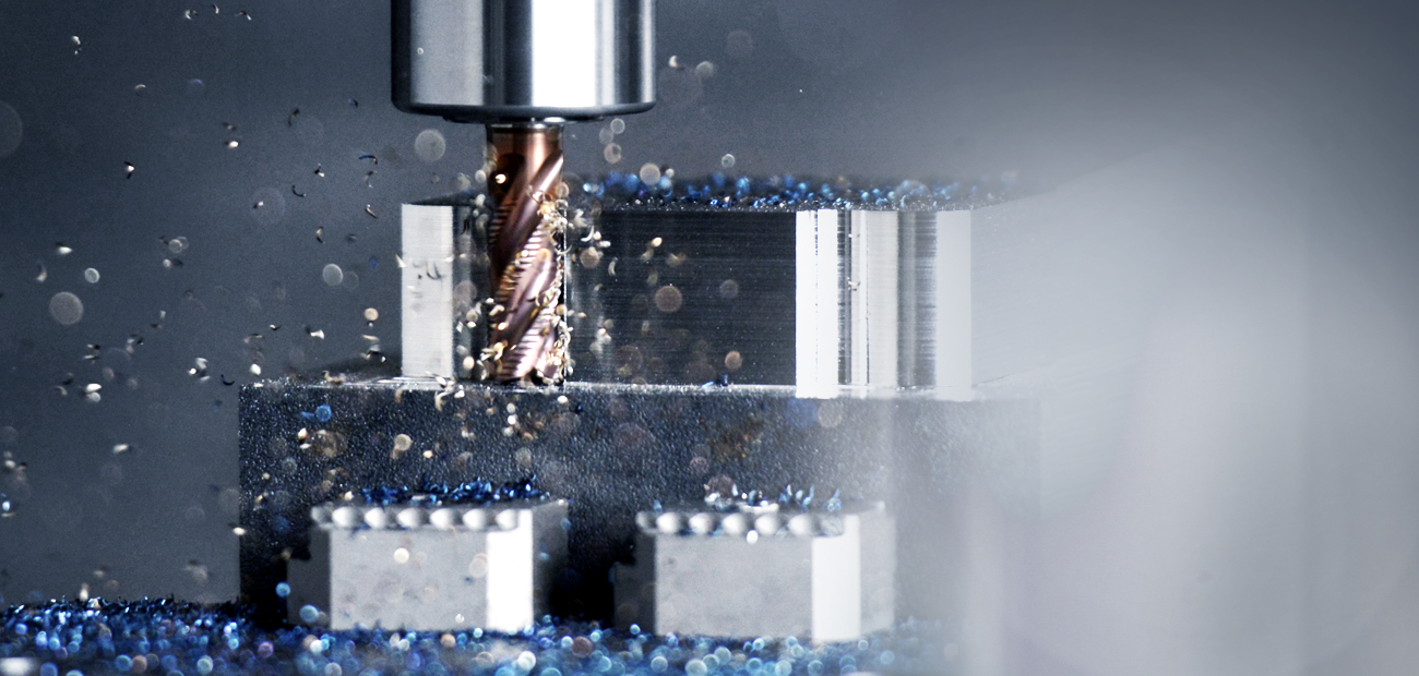 Metal milling cutter in the machining of a workpiece with flying chips