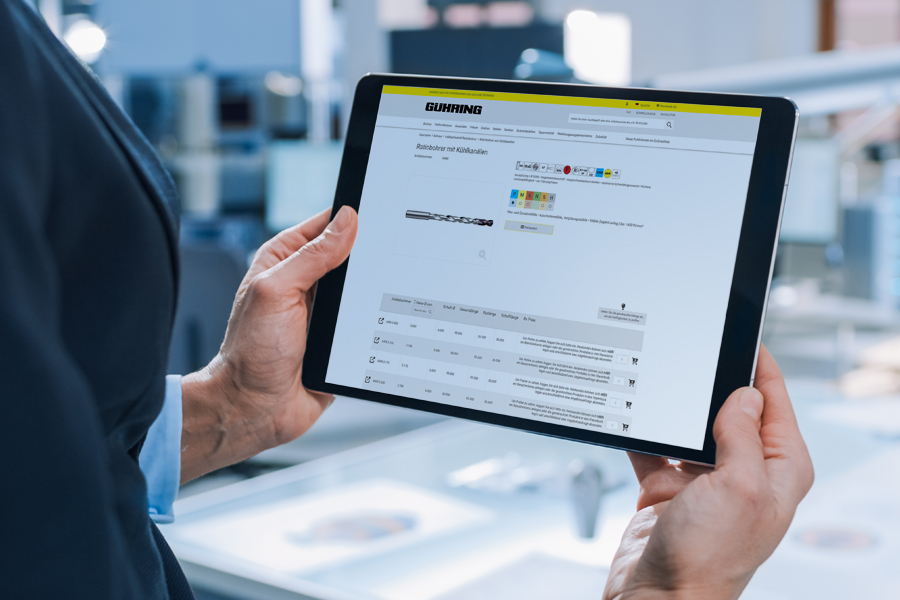 Person hält ein Tablet mit geöffnetem Gühring Onlineshop, auf dem Werkzeuge für die Metallbearbeitung angezeigt werden