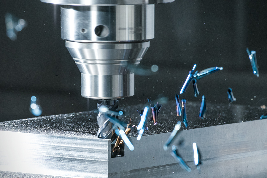 Detailaufnahme eines Metallbearbeitungswerkzeugs in Aktion