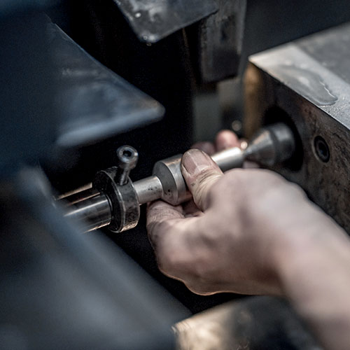 Feinbearbeitung eines Metallteils auf einer CNC-Maschine mit Kühlflüssigkeit