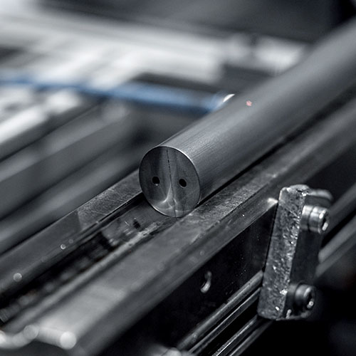 Stranggepresstes Metallrohr in industrieller CNC-Maschine zur Demonstration von Fertigungstechniken