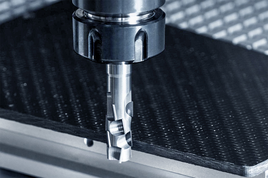 Präzisionswerkzeug in einer CNC-Spindel, bereit zur Bearbeitung eines Werkstücks aus Carbonfaser-Materia