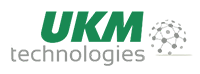 Logo von UKM Technologies, dargestellt mit grüner Schrift und grauem Molekül-Design auf weißem Hintergrund