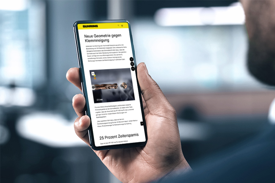 Mann betrachtet Newsroom-Inhalte zu Zerspanungstechnologien auf einem Smartphone Mann betrachtet Newsroom-Inhalte zu Zerspanungstechnologien auf einem Smartphone