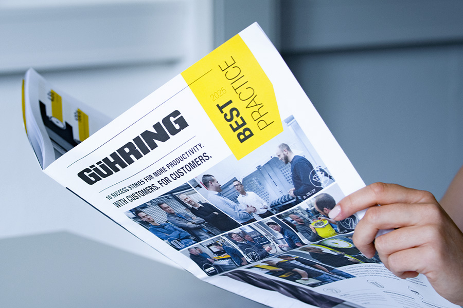 Person liest Gühring Best Practice Magazin mit Anwendungsbeispielen aus der industriellen Fertigung Person liest Gühring Best Practice Magazin mit Anwendungsbeispielen aus der industriellen Fertigung
