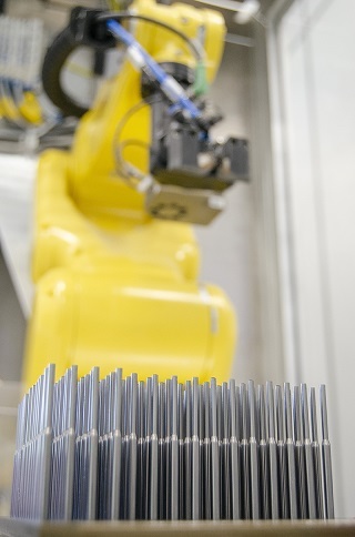 Ein Roboter befördert die Rohlinge in die Bearbeitungsmaschinen