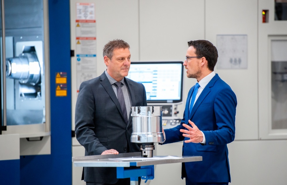 Hans-Peter Mögele (re.), Leiter der Abteilung Werkzeugtechnologie der GROB WERKE und Achim Walker, Leitung Erstausrüstung/ OEM-Projekte bei Gühring