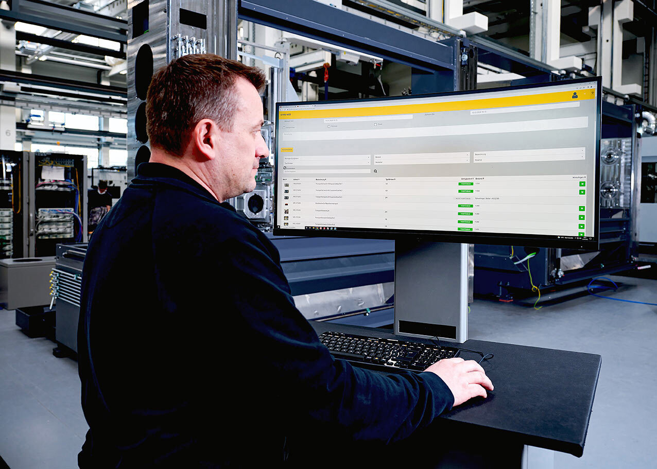 Ein Service-Techniker der Firma Fill am PC