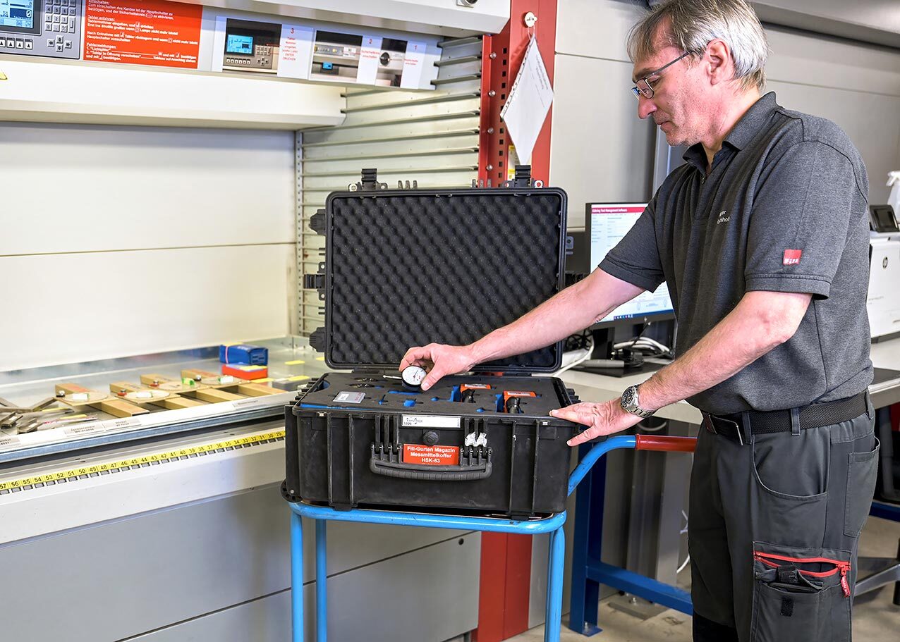 Ein Magazineur packt den Koffer mit Betriebsmitteln für einen Service-Techniker