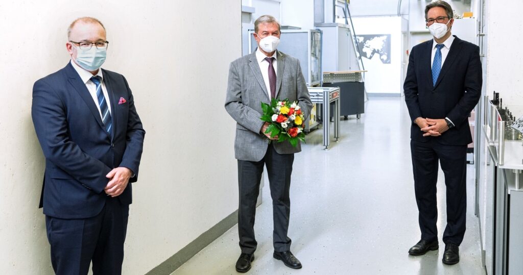 Oliver Gühring (Inhaber und Vorsitzender der Geschäftsführung, rechts) und Bernd Schatz (Geschäftsführer Finanzen, links) gratulierten Horst Grüner zu 60 Jahren bei Gühring.