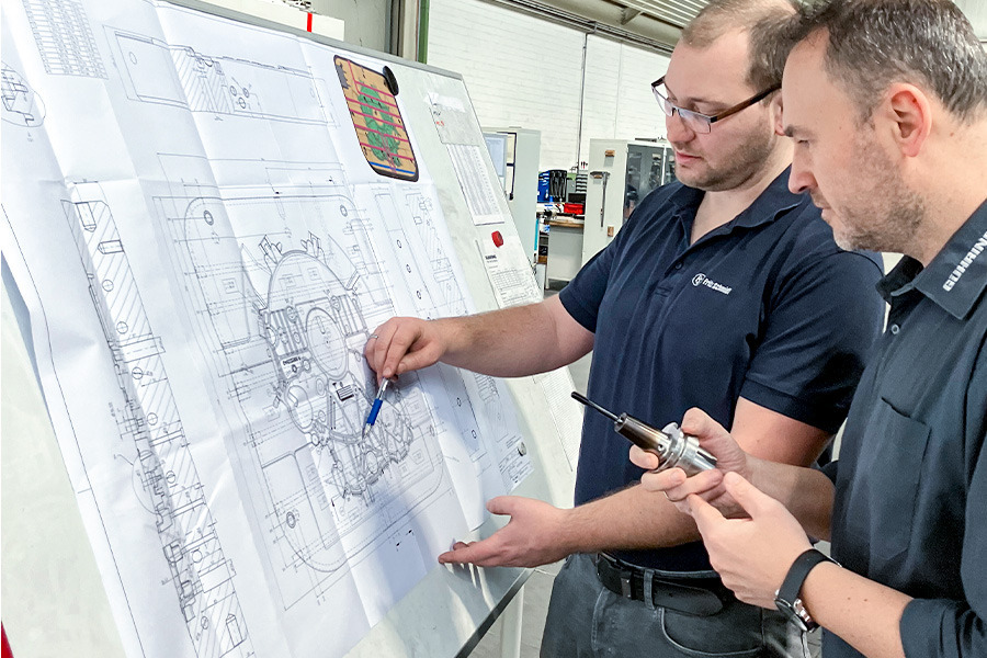 Plan Außendienst und Kunde vor einem Plan