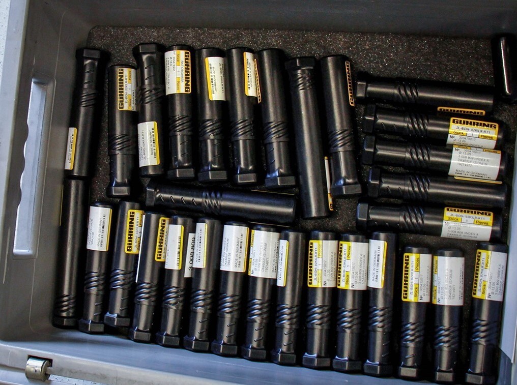 Schwarze Verpackungen in einer Transportkiste
