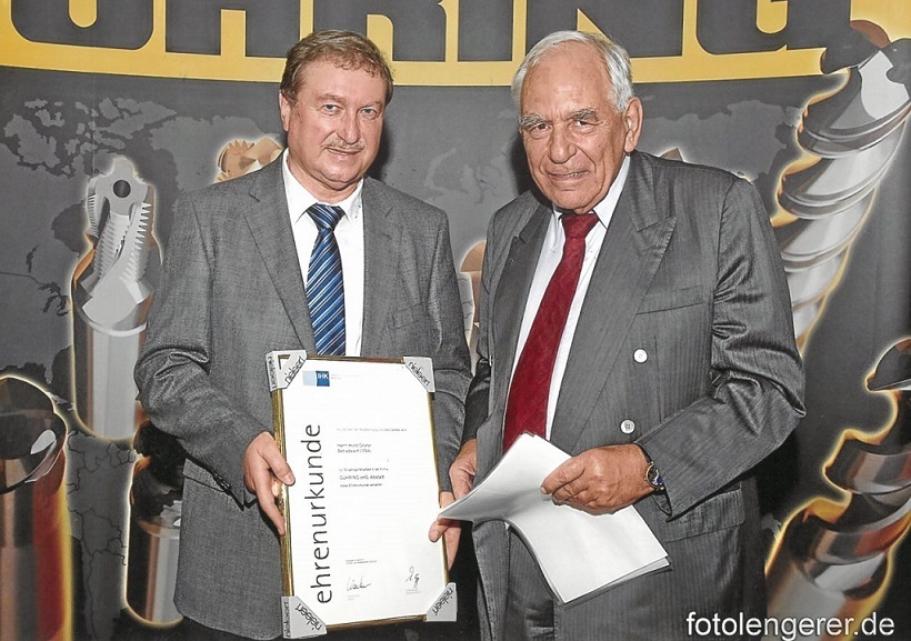 Dr. Jörg Gühring gratuliert Horst Grüner zum 50. Jubiläum.
