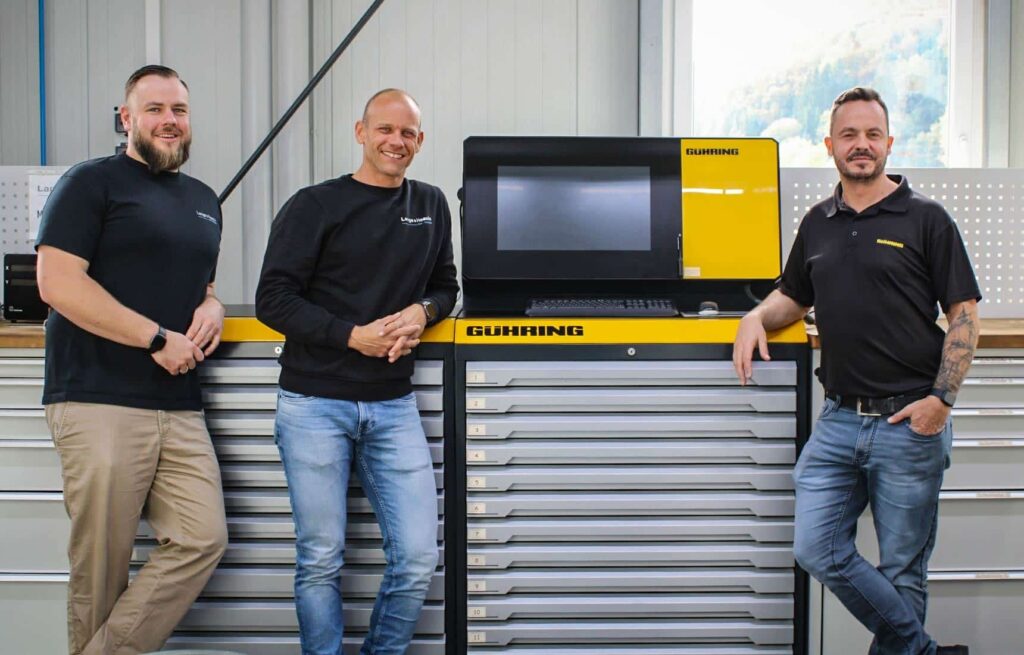 Mitarbeiter von Lange & Haasis lassen sich von Gühring bei der Qualitätssicherung beraten