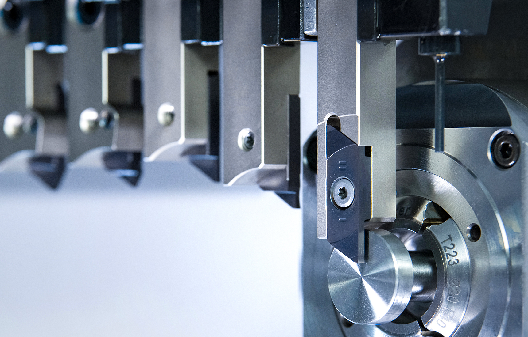 Ein Werkzeugmagazin in einer Langdrehmaschine ausgestattet mit Stechwerkzeugen von Gühring.