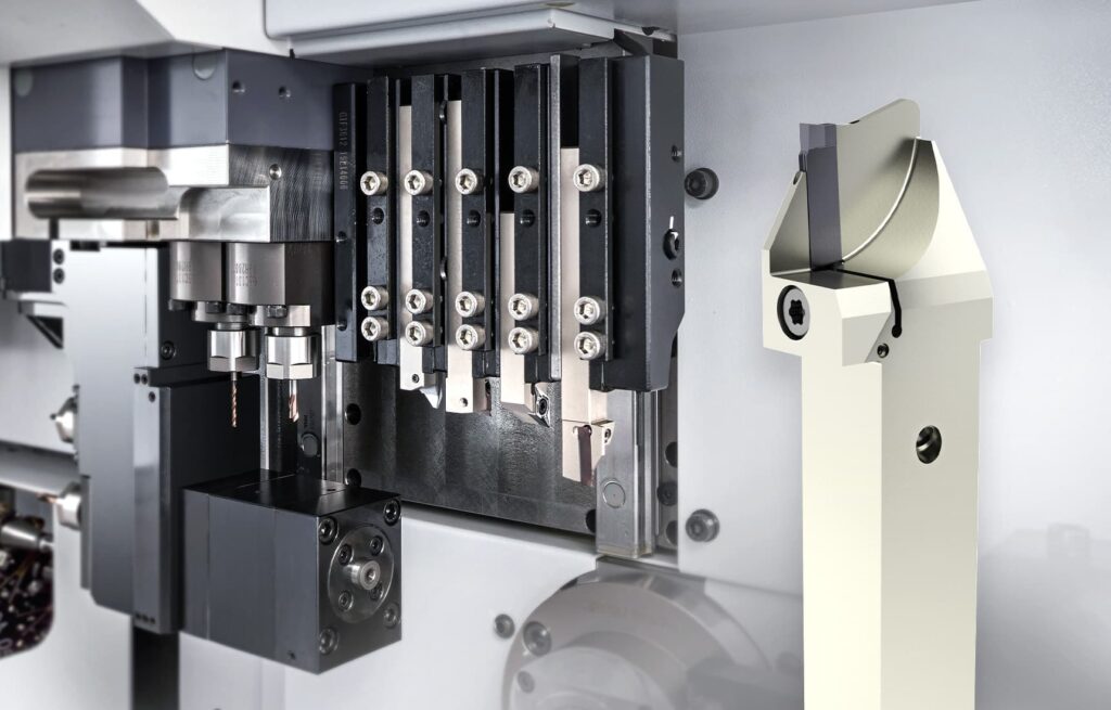 Ein Klemmhalter steht vor einer Langdrehmaschine