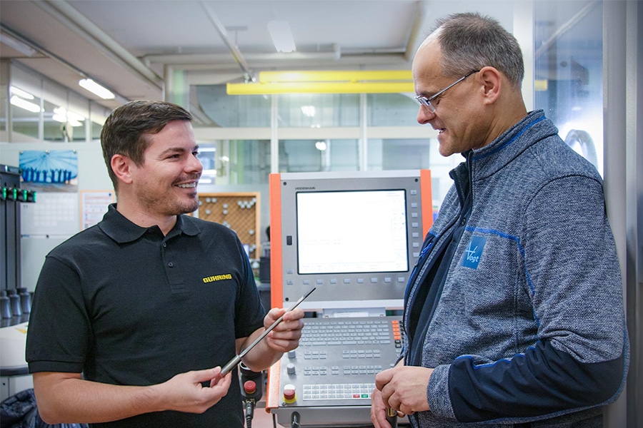 Gesprächssituation zwischen Mitarbeitenden von Gühring und Vogt