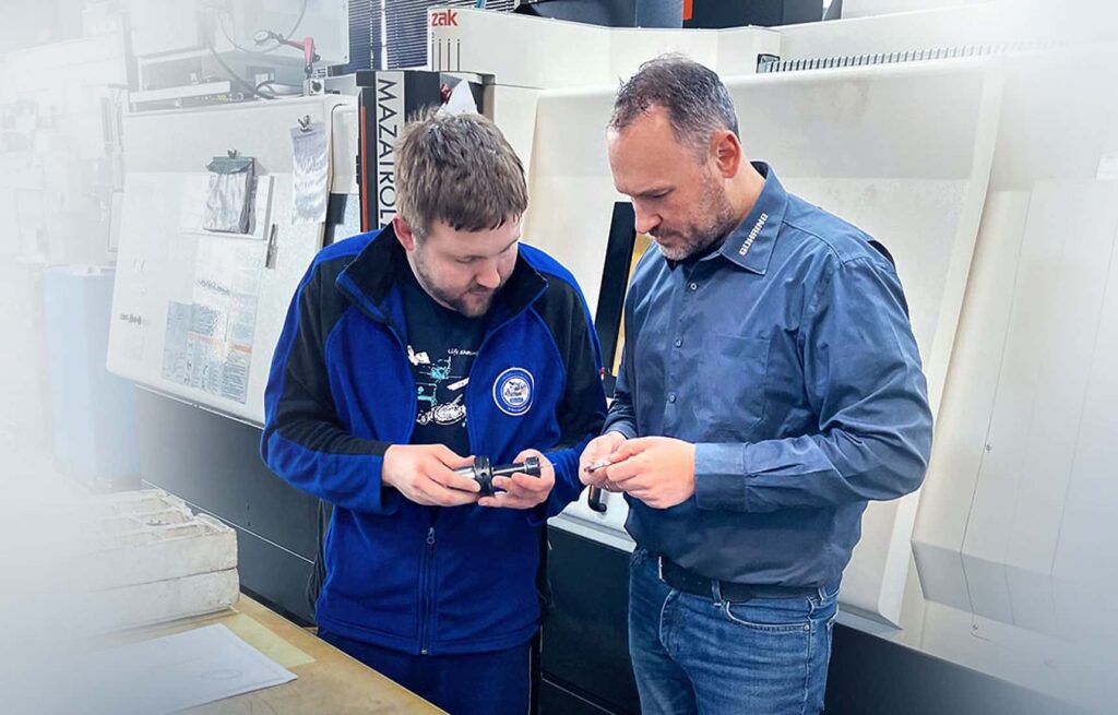Gutes Team beim Mikrobohren: Niki Hörner, CNC-Spezialist bei IBAG, und Gühring Außendienst-Mitarbeiter Marcel Horn betrachten den ExclusiveLine Kleinstbohrer VA.