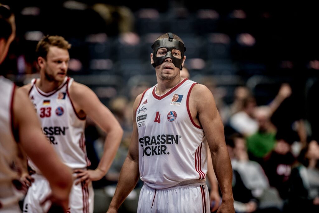 Ein Basketball-Spieler mit einer Gesichtsmaske