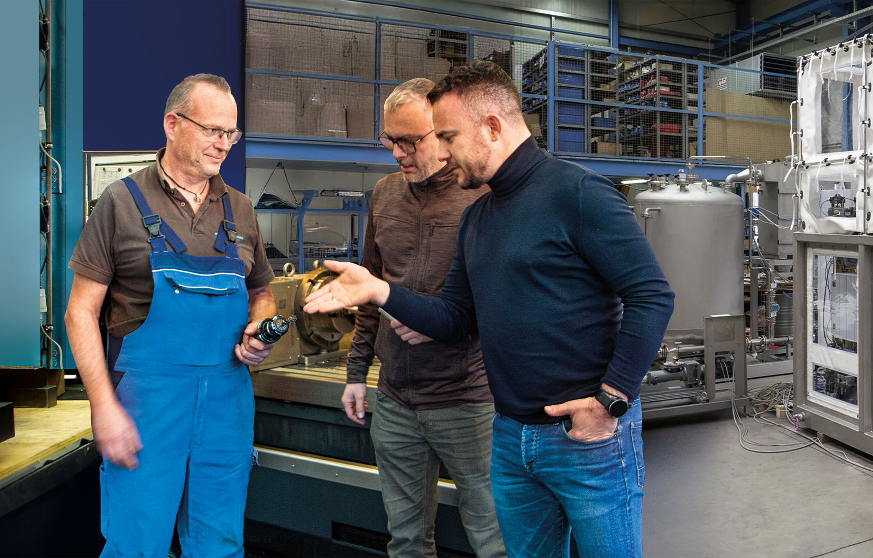 Drei Männer im Beratungsgespräch in der Produktion von Weisser Bärwinkel